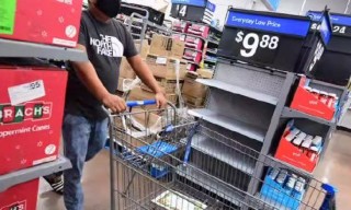 外盘头条：特朗普称其喜欢“百万富翁税”的想法 美国消费者信心大幅下滑 经济学家下调今明两年美国经济预期