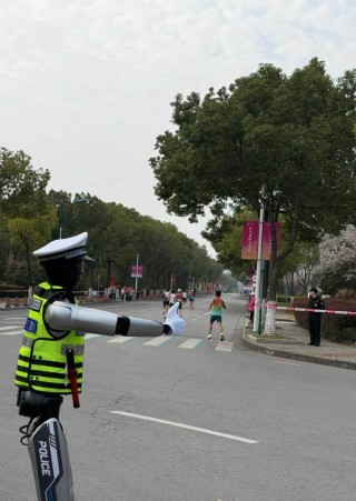 首个全交通警种机器人 魔法原子持证上岗无锡马拉松