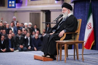 美以称哈梅内伊已“不在世” 伊朗关闭霍尔木兹海峡 袭击致近千人伤亡