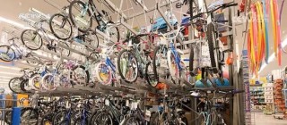 “我会盯着你”！沃尔玛将涨价，特朗普破防：怎么能怪关税，你赚了几十亿该吞下关税！更多美企加入涨价行列