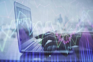 如何理解股票与期权的关联？这种关联如何影响投资决策？