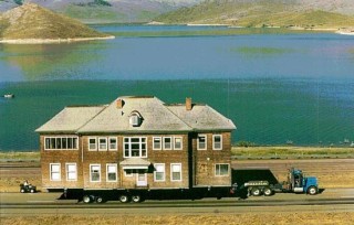 住房坐向的选择依据是什么？这种选择对居住环境有何影响？