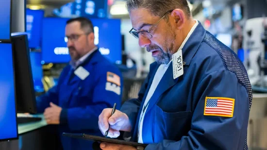 尾盘:美股继续下滑 道指下跌300点 第1张 尾盘:美股继续下滑 道指下跌300点 第1张