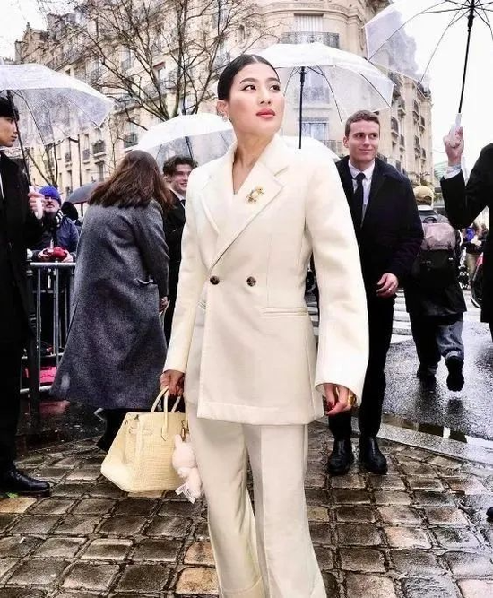 现象级曝光！蕾哈娜、贝克汉姆等明星纷纷“带货”！Labubu冲破关税打压，在美国卖断货→  第2张