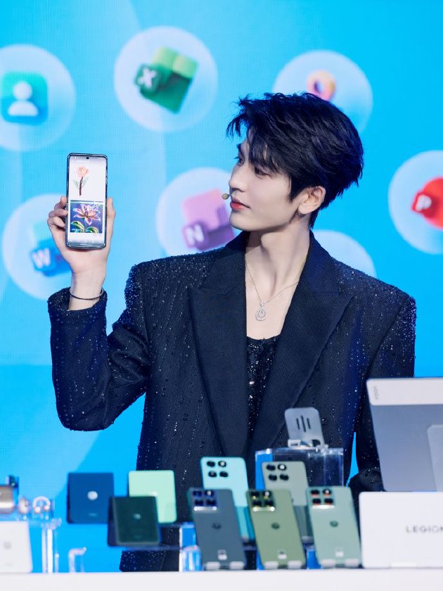 张凌赫代言!联想moto X70 Air AI手机亮相 天禧AI 3.5重磅发布 第4张 张凌赫代言!联想moto X70 Air AI手机亮相 天禧AI 3.5重磅发布 第4张