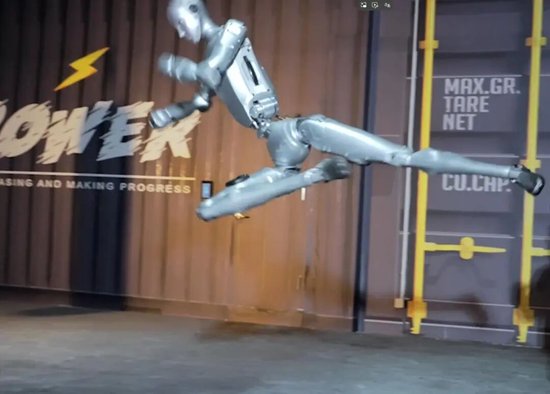 上市绿色通道被叫停?宇树科技严正声明:假的!公司发布人形机器人H2训练视频:腾空侧踢吓退王兴兴 第2张 上市绿色通道被叫停?宇树科技严正声明:假的!公司发布人形机器人H2训练视频:腾空侧踢吓退王兴兴 第2张