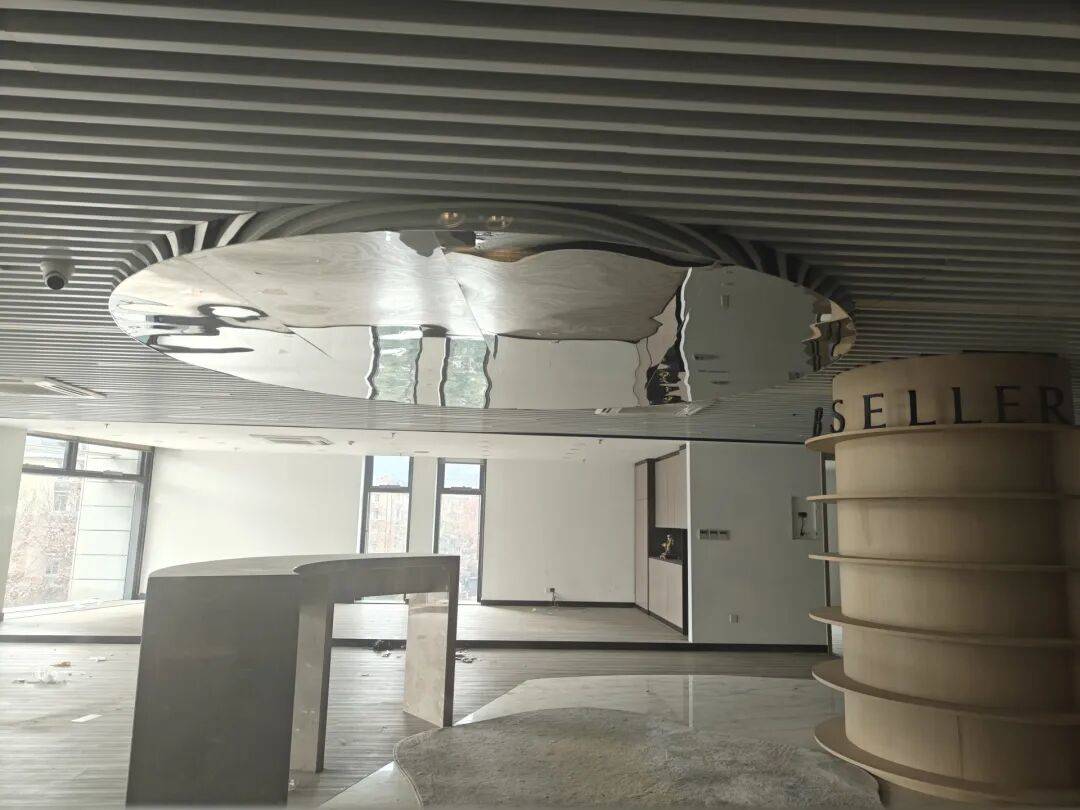 曾卖劳斯莱斯、保时捷等豪车,汽车销售巨头宝利德如今破产清算:杭州总部已人去楼空,义乌子公司贴上了封条 第6张 曾卖劳斯莱斯、保时捷等豪车,汽车销售巨头宝利德如今破产清算:杭州总部已人去楼空,义乌子公司贴上了封条 第6张