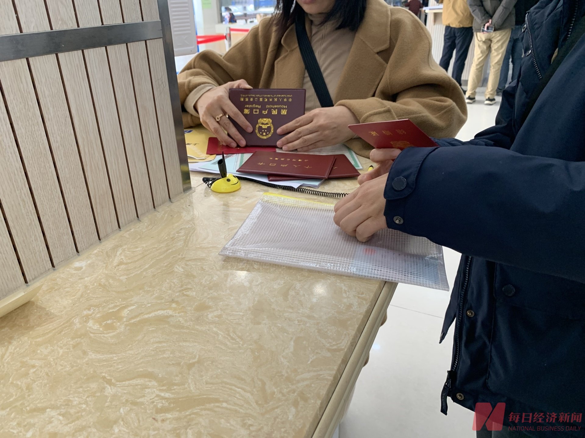 上海二手房交易中心乌泱泱挤满人，感受楼市“小阳春”  第3张