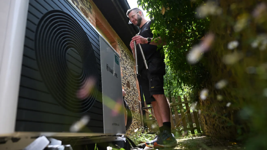 英国应对能源冲击,要求所有新建住宅安装太阳能板与热泵 第1张 英国应对能源冲击,要求所有新建住宅安装太阳能板与热泵 第1张